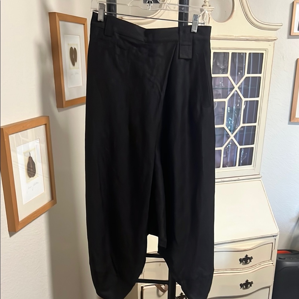 Moyuru Black Capris Pants